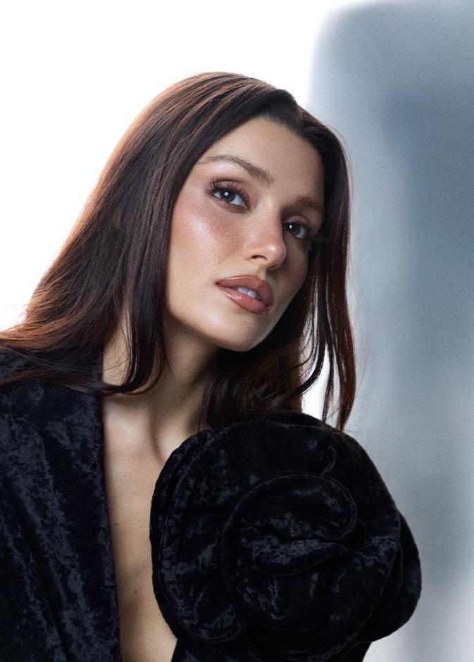 تبدأ هاندا أرتشيل يومها بشرب الماء كخطوة أساسية