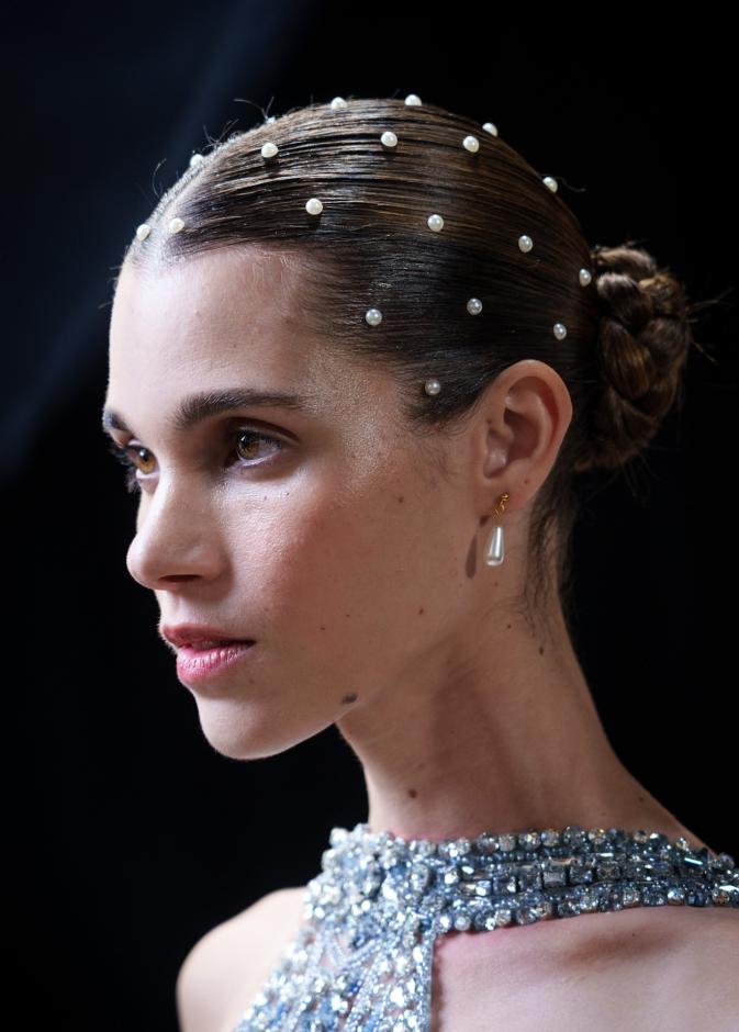  تسريحات شعر الكعكة مع اللؤلؤ من دار Zuhair Murad