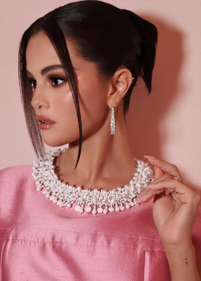 تسريحة شعر الكعكة مع الخصل الجانبية بأسلوب Selena Gomez