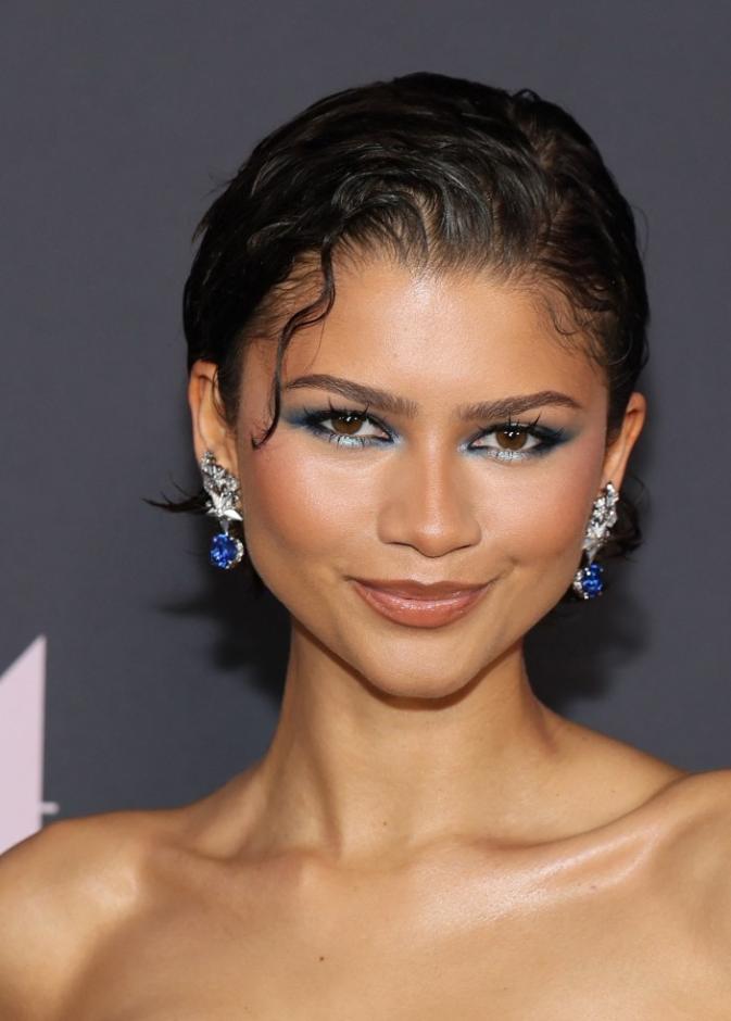 رسمات المكياج الكحلي والأزرق بأسلوبZendaya