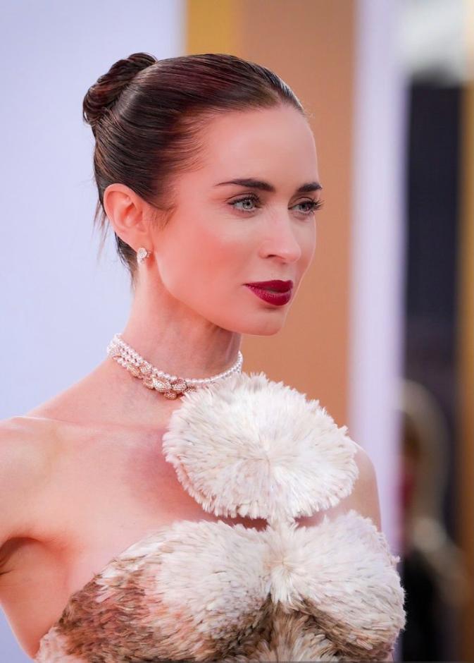 شارلوت تيلبوري تضفي سحرها على إطلالة النجمة إيميلي بلنت