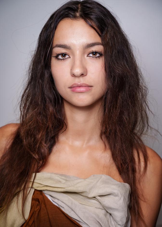 صيحة الكحل الاسود بخطوط رفيعة من دار Mossi