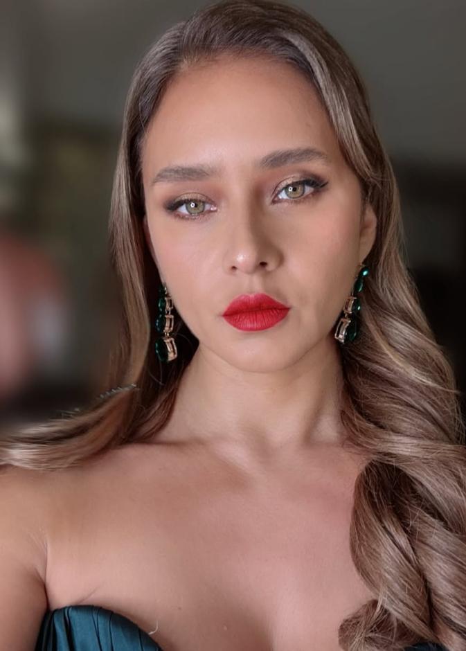 يعتمد ثبيت أحمر الشفاه على خطوات تطبيقه باحتراف