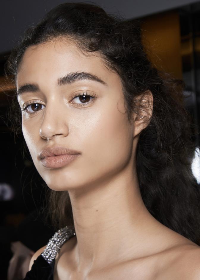 الضوء الأزرق من هاتفكِ يُؤثر على بشرتكِ فكيف تحمي نفسك؟