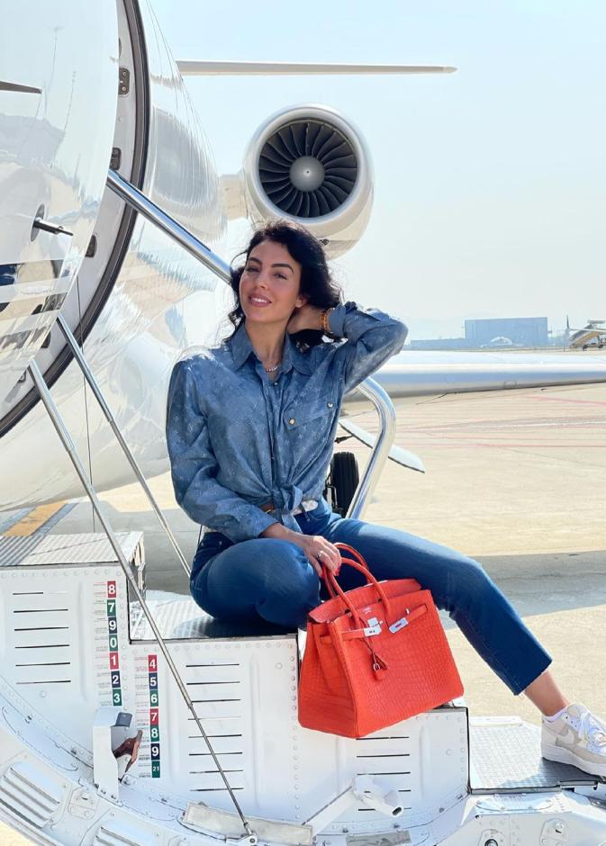 كيف تنسّقين إطلالة سفر راقية ومريحة في الطائرة على طريقة النجمات؟