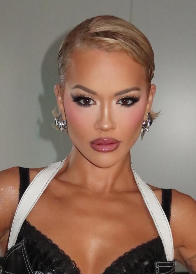 بريق الغلامور على طريقة ريتا أورا: خطوات مكياج متكامل بإبداع شيري موريس