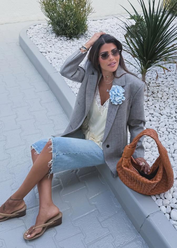 نسقي الجينز بأساليب مختلفة من النهار إلى المساء على خطى العنود بدر