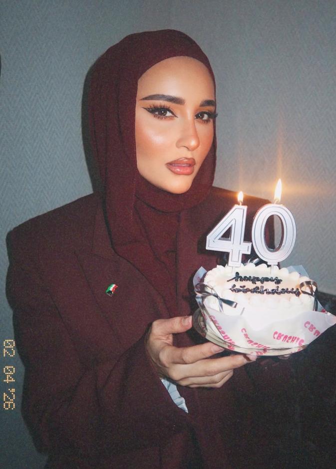 إطلالات دلال الدوب في عيد ميلادها الـ40: أناقة محتشمة بلمسة عصرية من المونوكروم إلى البرغندي