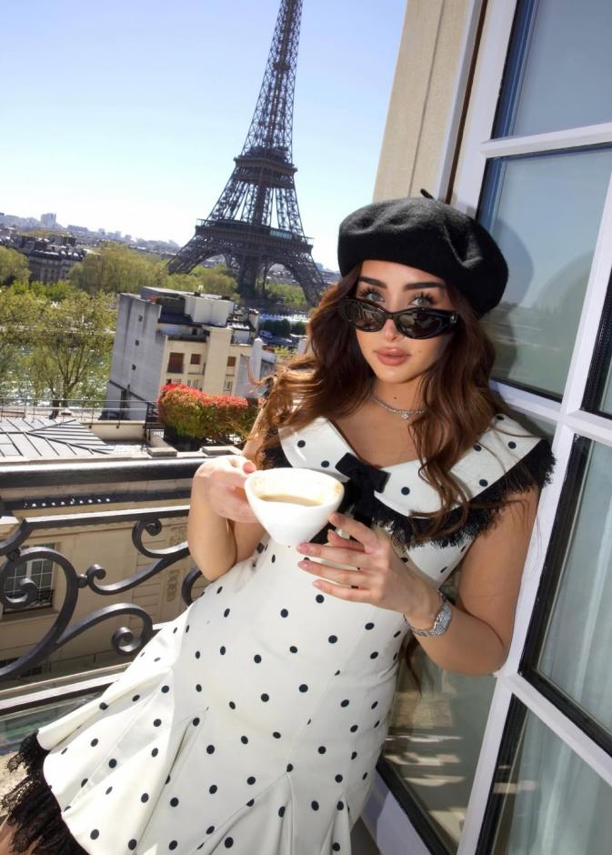 هنا الزاهد تعيد صيحة فستان البولكا دوت من باريس