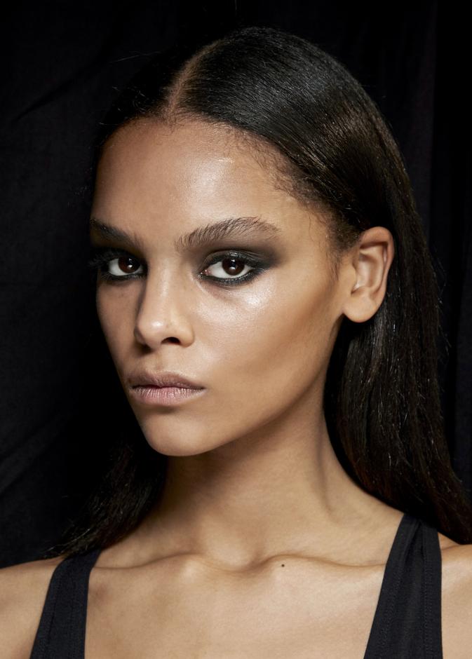 وداعاً لبقايا المكياج… حلول طبيعية تمنحك بشرة صافية