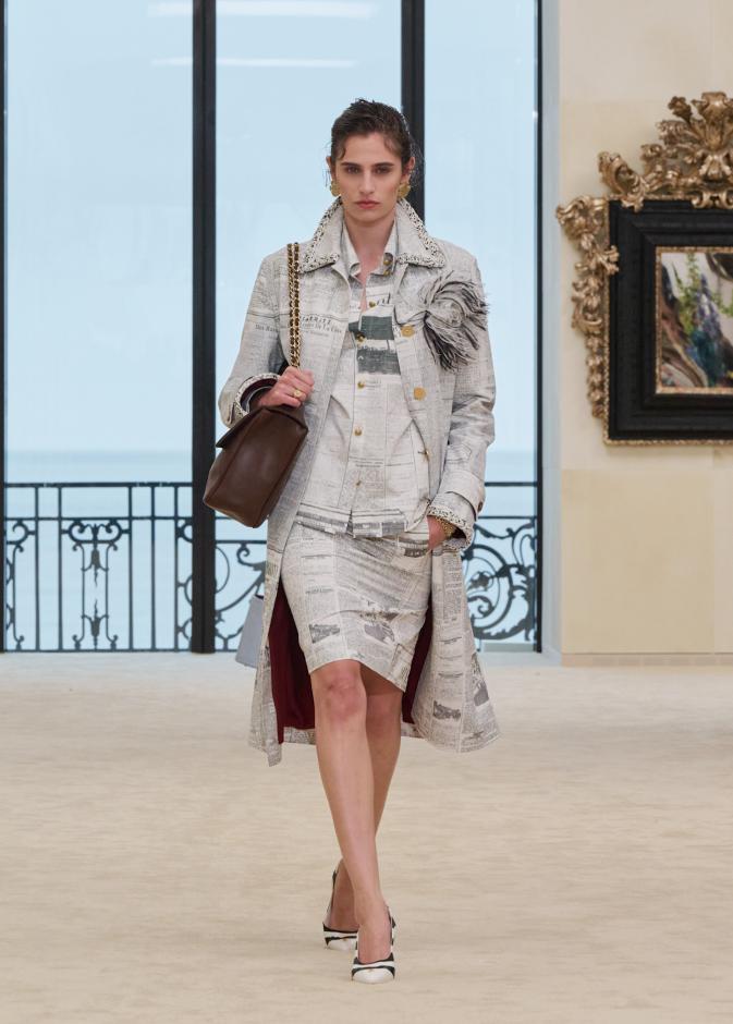 شانيل.. طبعة الجريدة بين ذاكرة الموضة وسردها المعاصر