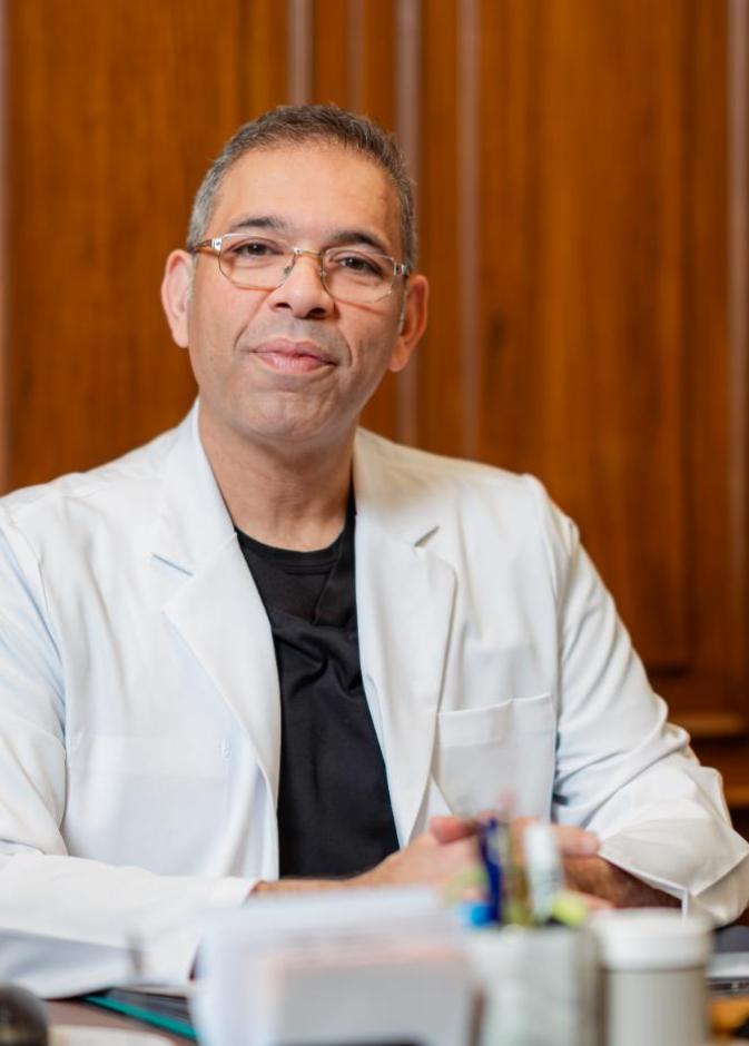 الدكتور عمرو الأركوبي – خبير في جراحة التجميل والترميم