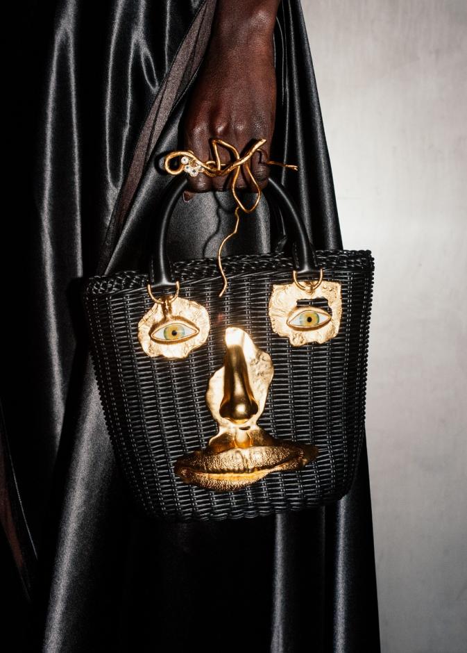 Schiaparelli‏ تُعيد ابتكار الجلد لمجموعة ربيع وصيف 2026‏