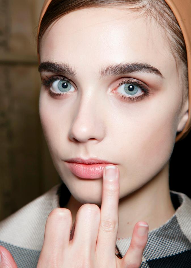 لمعان طبيعي لشفتيكِ… كيف تصنعين زيت شفاه مغذي في المنزل؟