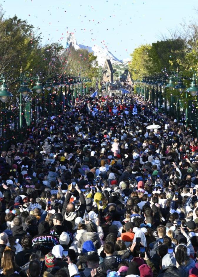 ديزني أدفنتشر وورلد يستقبل أوائل زوّاره الراغبين في اكتشاف "عالم فروزن"