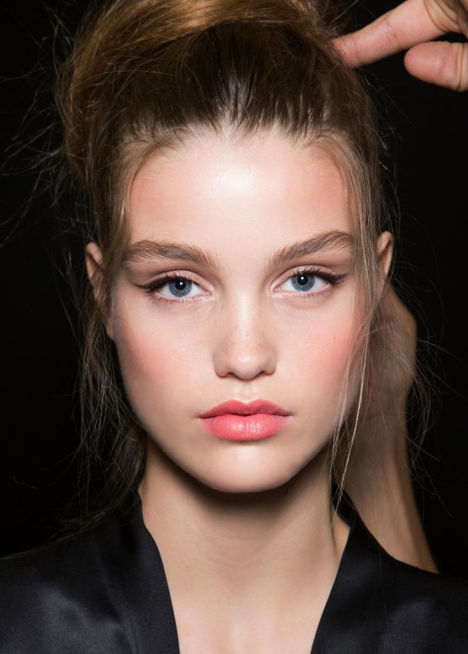 كيف تحافظين على نضارة بشرتك يومياً؟ أسرار شد البشرة والعناية بالعين والشعر