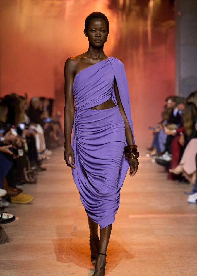 فستان سهرة ناعم باللون البنفسجي من Elie Saab 