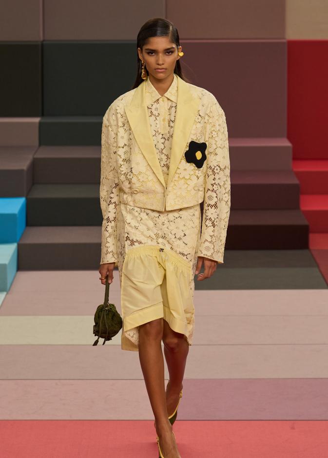 طقم من تنورة من الدانتيل من تصميم Fendi 