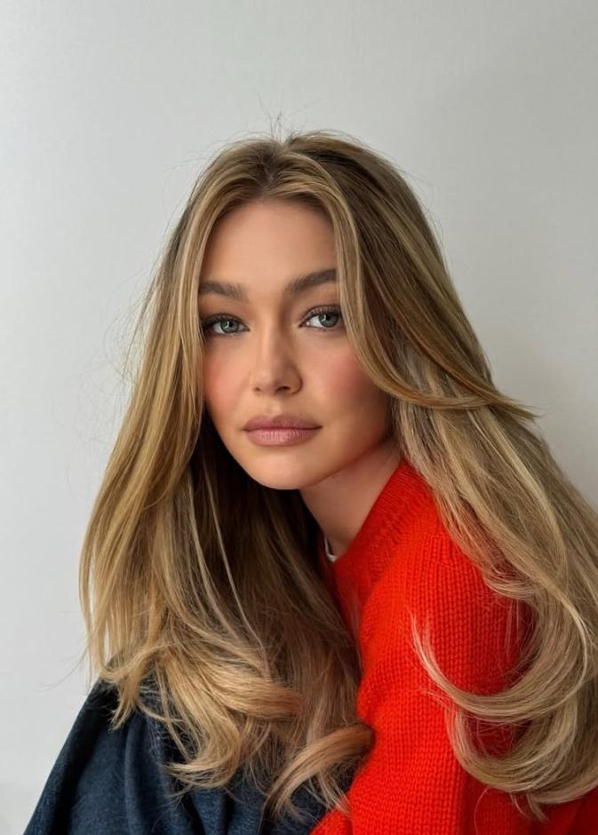 جيجي حديد تتصدّر صيحات الجمال بصبغات الشعر الأشقر في الربيع