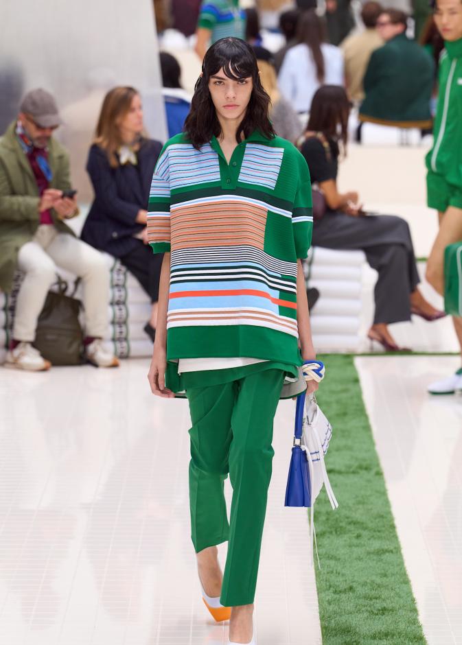 تنسيق تيشرت البولو من Lacoste 