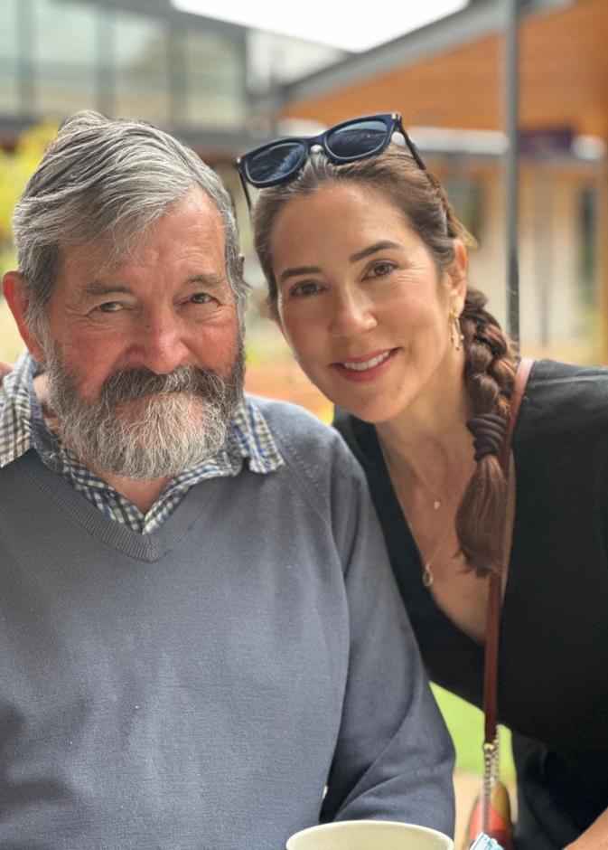 ملكة الدانمارك تنعي والدها البروفيسور جون دونالدسون