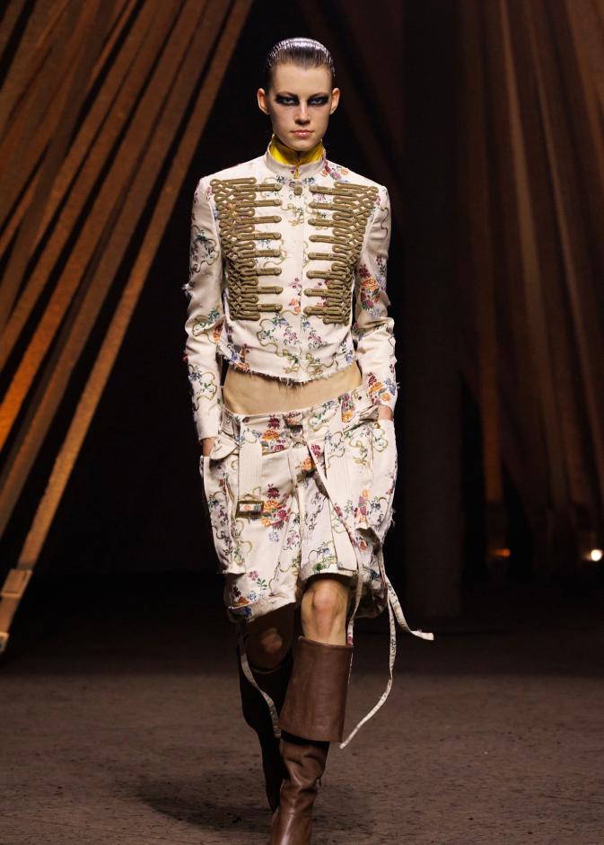 حين تصبح السلطة قابلة للإرتداء.. سترة الجاكيت العسكري بين الانضباط والاستعراض