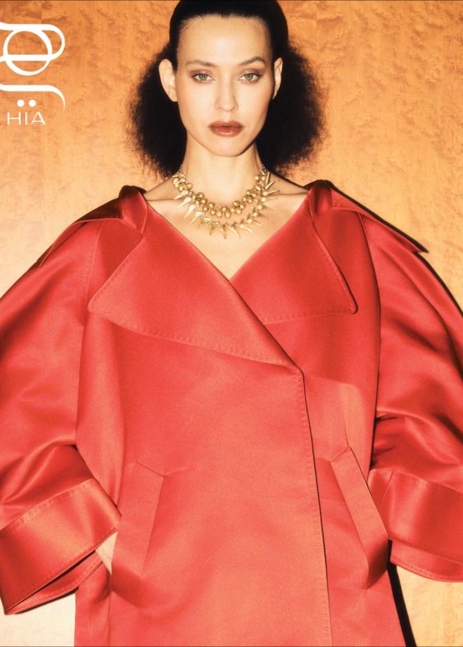 إطلالة كاملة مؤلفة من فستان ‏ بتصميم الترانش وسلاسل معدنية ذهبية ‏ من دار "جيفنشي" ‏Givenchy‏ ‏