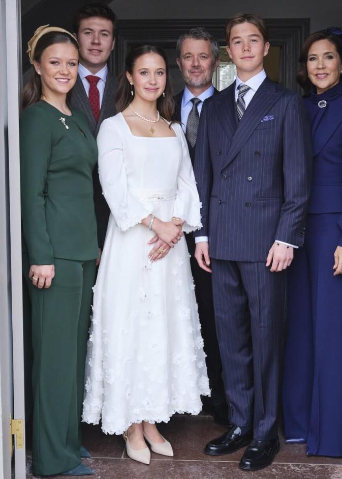 الملكة ماري تقود عائلتها في يوم تاريخي