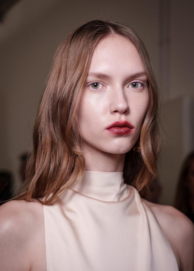  ألوان الشفاه القوية والداكنة هذا الربيع