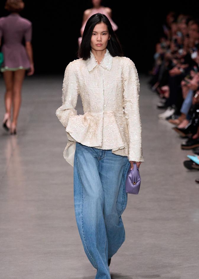 تنسيق عملي للجينز الواسع من Stella Mccartney 