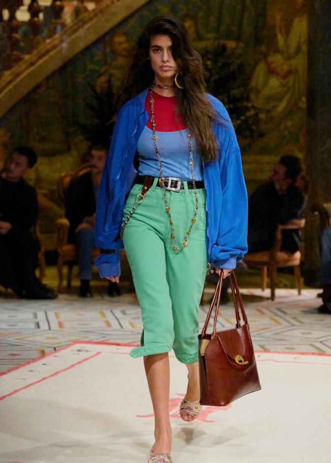  سروال الكابري الأخضر من Versace