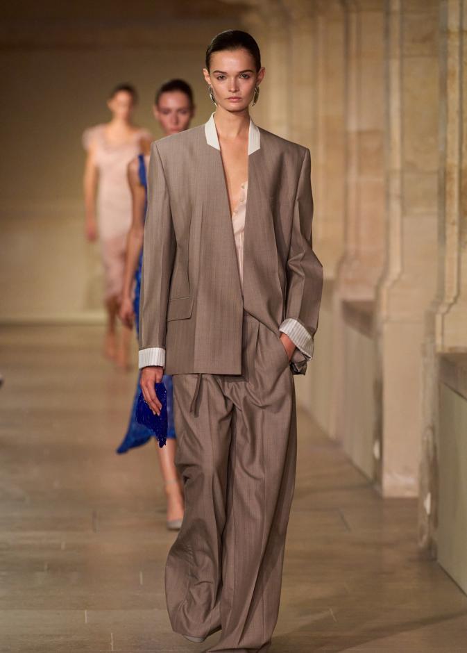 تنسيق بلايزر أنيق من Victoria Beckham 