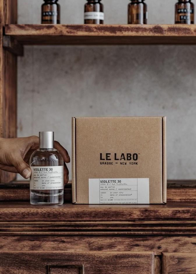 VIOLETTE 30 قصيدة عطرية تحتفي بالتناقض والجمال المستتر