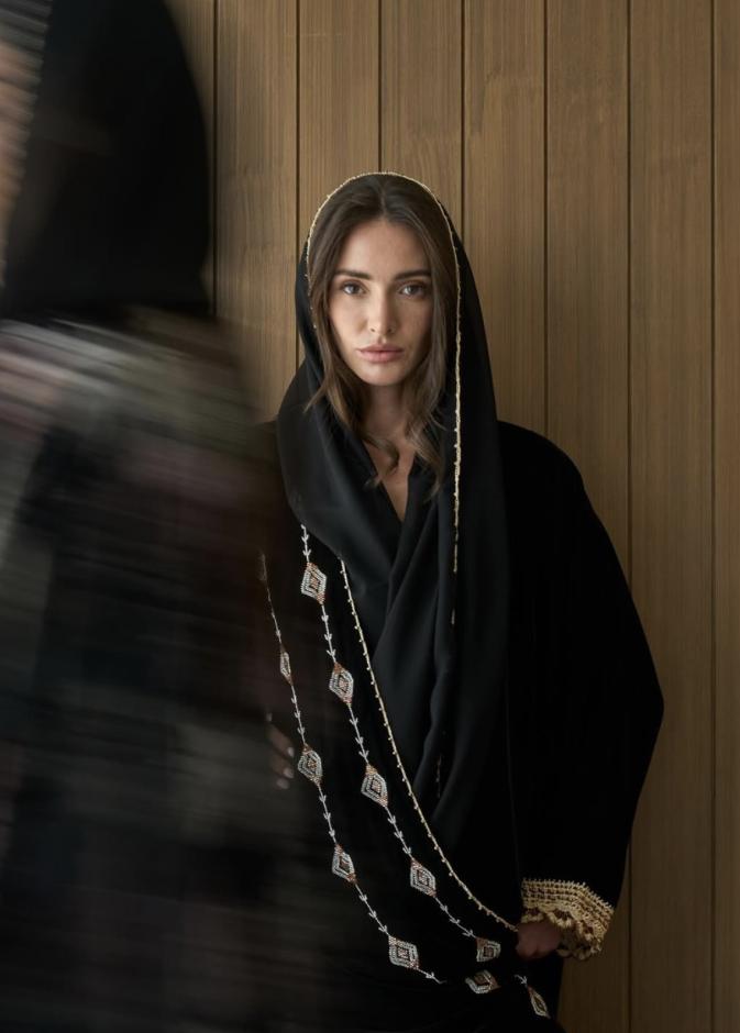 "هي" تختار: العباءة بين الأمس واليوم... 5 تحولات تقودها التصاميم السعودية