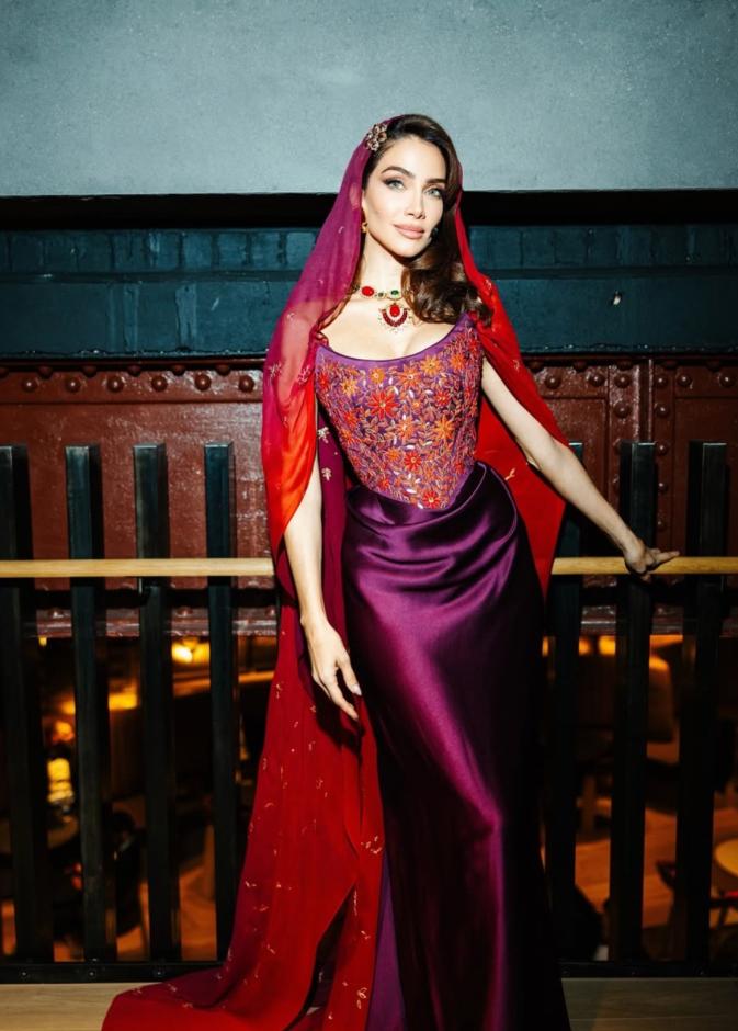 كيف التقت حرفة Art of Heritage برؤية Vivienne Westwoodفي إطلالة جيسيكا قهواتي