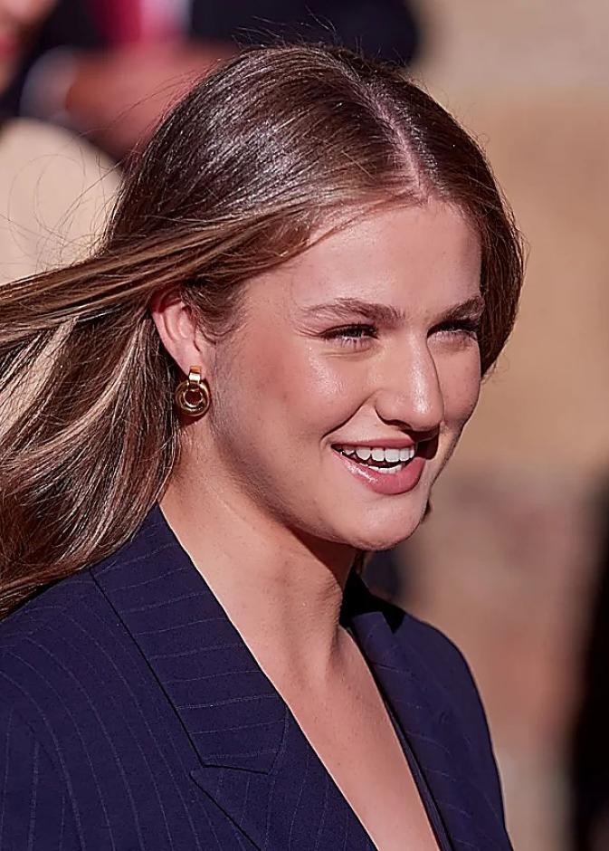 الأميرة ليونور تعود إلى مقاعد الدراسة في الجامعة بعد انتهاء تدريبها العسكري