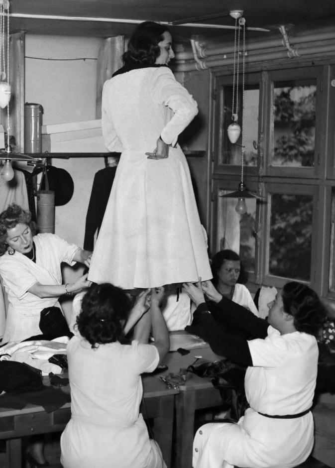 جميعنا نتبع صيحات الموضة.. لكن كيف ظهر هذا المفهوم لأول مرة في التاريخ؟ 