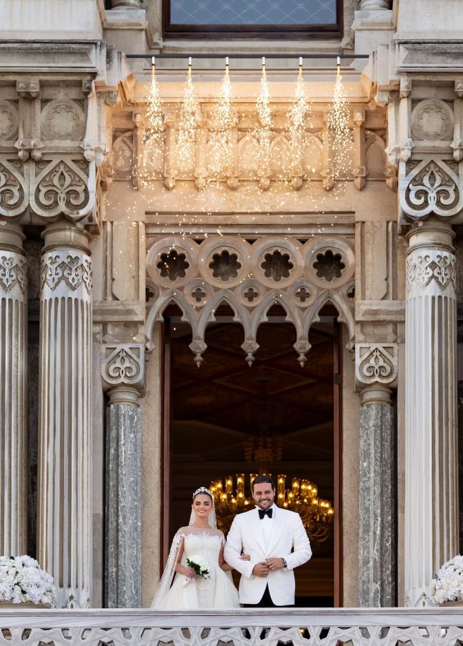 إطلالة كيناز حكيم وعريسها من الشرفة تستحضر إطلالة الثنائيات الملكية