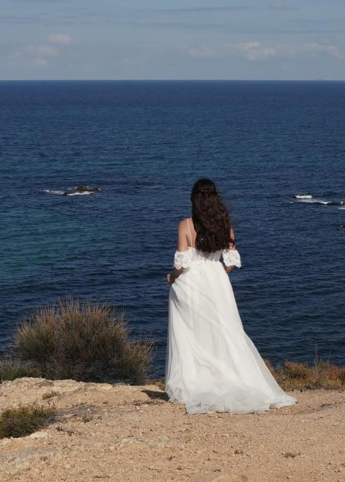 كارمن بصيبص بتسريحة الشعر المفرود باطلالتها العرائسية