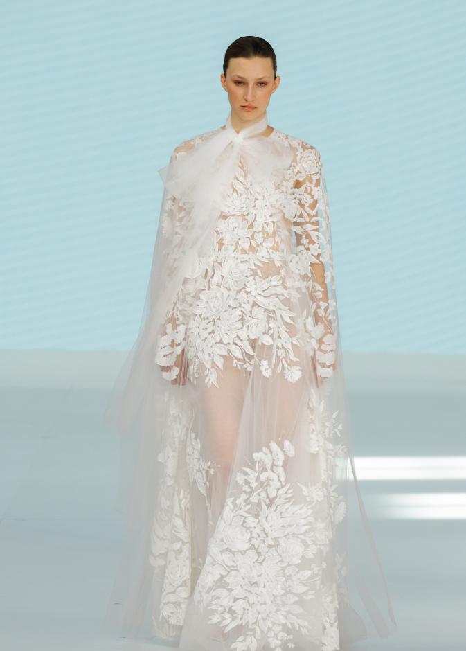 فستان مطرز بالورود من إيزابيل سانشيز