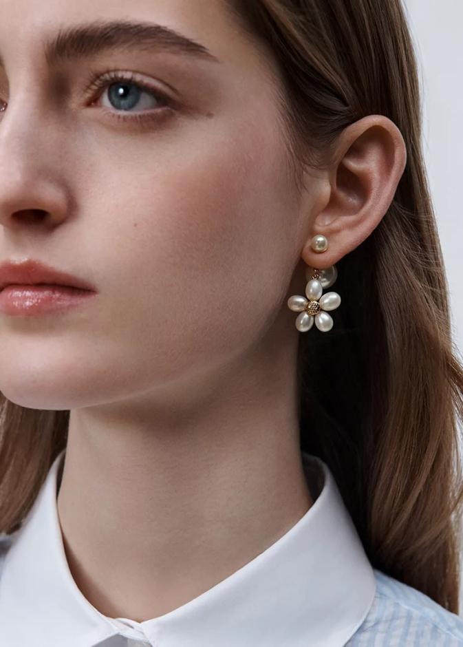 أقراط لؤلؤ من Dior