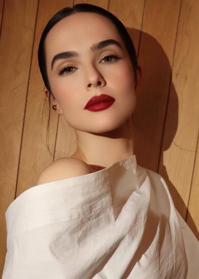 ألوان أحمر الشفاه الكرزية مع المكياج البني بأسلوب Zoey Deutch
