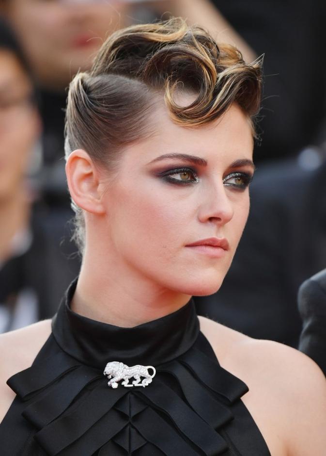 اطلالة ‏Kristen Stewart بالغرة الريترو الهندسية عام 2018
