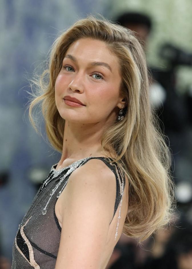 سر مكياج جيجي حديد المتوهّج في 2026 Met Gala.. الصيحة التي اعتمدها Patrick Ta 