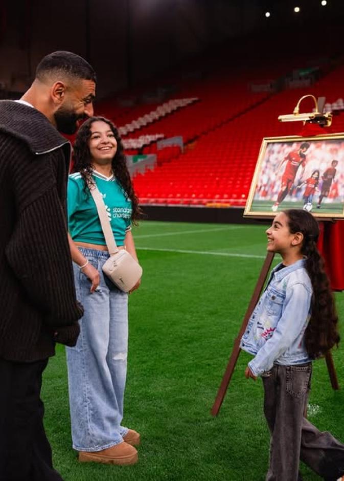 محمد صلاح مع ابنتيه في ملعب آنفيلد