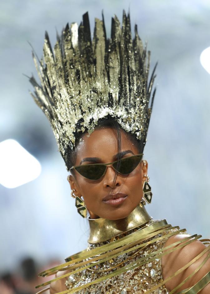  إطلالة Ciara بأكسسوار التاج الذهبي