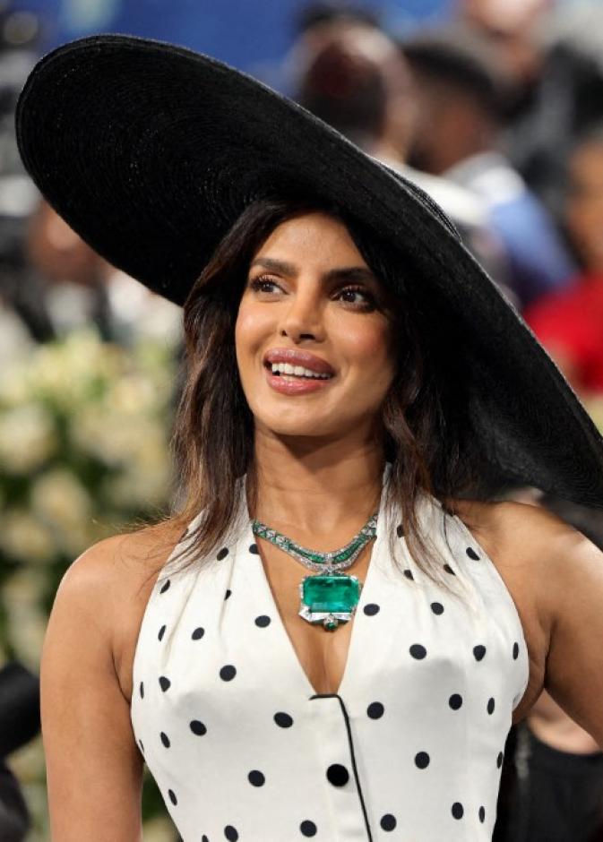 إطلالة Priyanka Chopra برسمات المكياج البني 