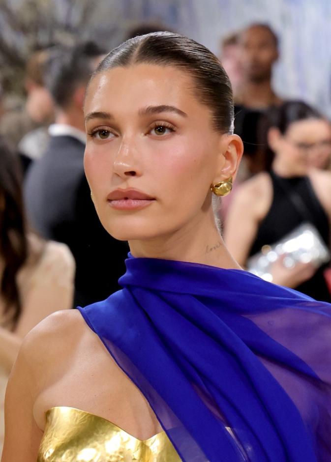  جل الحواجب المتقن بأسلوب الجميلة Hailey Bieber