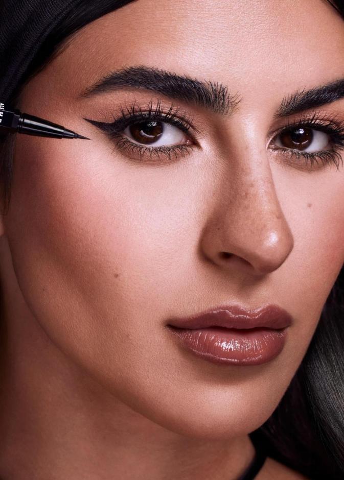 محدد العيون أونيكس ليكويد آيلاينر من علامة مينا الشيخلي