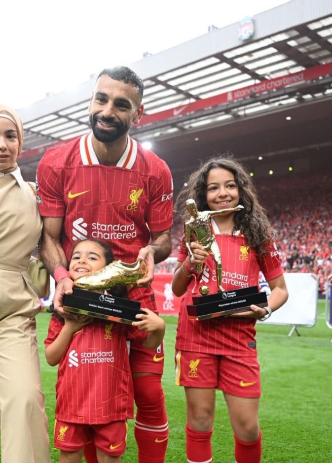 محمد صلاح وابنتيه وزوجته ماغي
